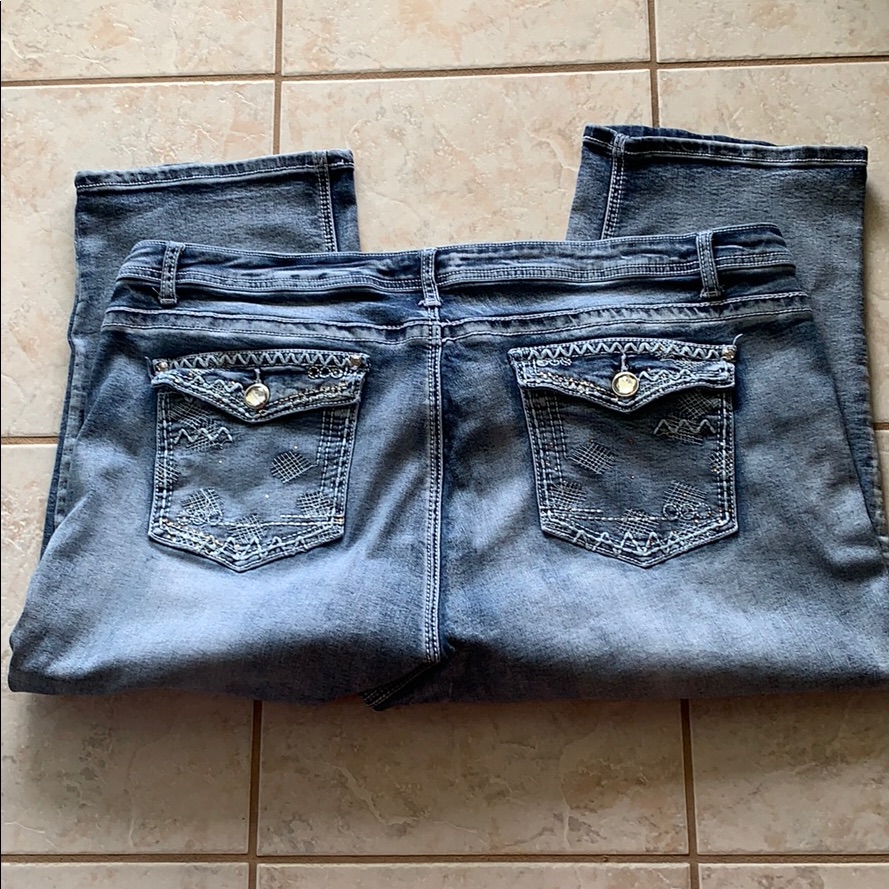 Revolt Capris